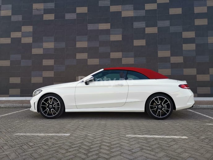 Mercedes C200 Convertible (Blanc), 2020 &agrave; louer &agrave; Abu Dhabi