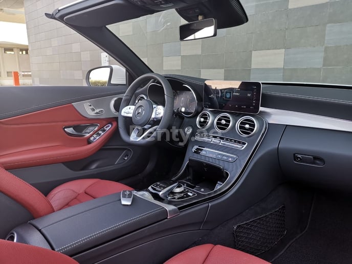 Mercedes C200 Convertible (Blanc), 2020 &agrave; louer &agrave; Abu Dhabi