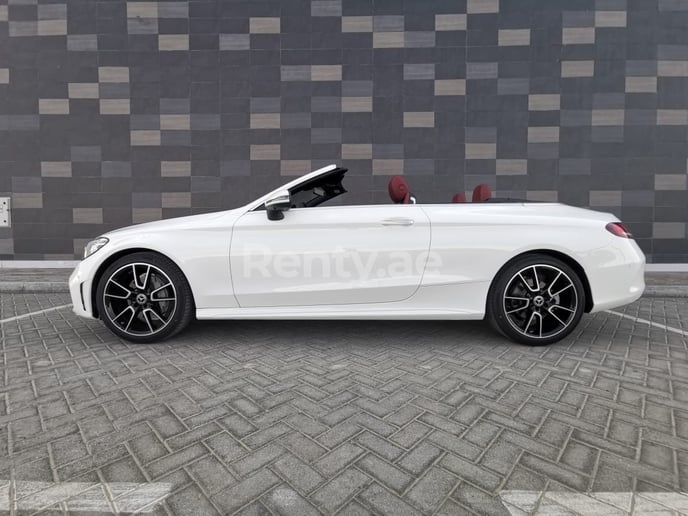 Mercedes C200 Convertible (Blanc), 2020 &agrave; louer &agrave; Abu Dhabi