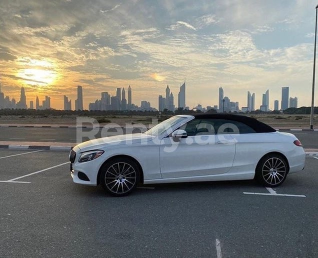 在迪拜 租 梅赛德斯 C300 级 (白色), 2018