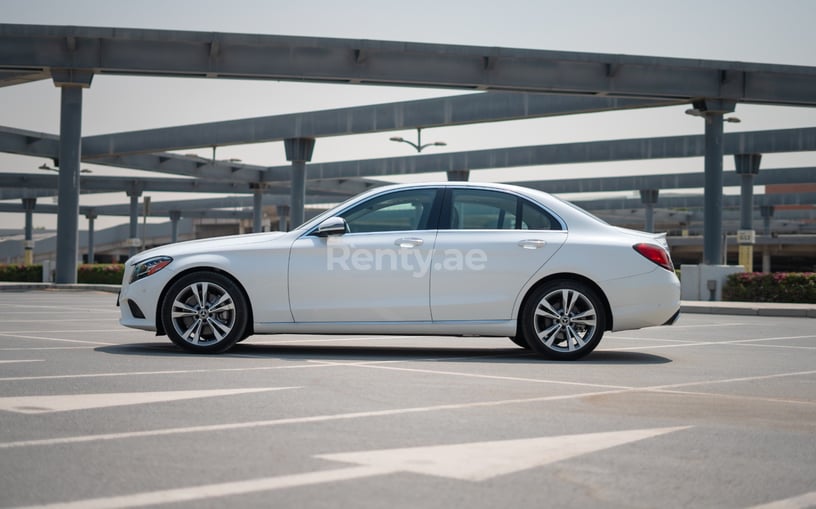 Mercedes C300 (Bianca), 2021 in affitto a Abu Dhabi