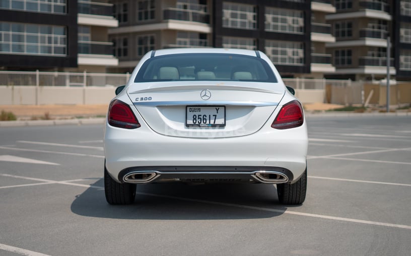 Mercedes C300 (Bianca), 2021 in affitto a Abu Dhabi