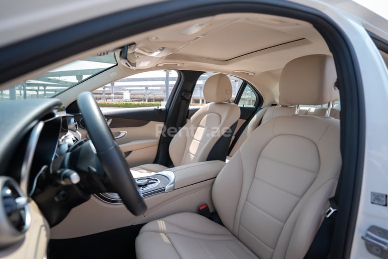 Mercedes C300 (Bianca), 2021 in affitto a Abu Dhabi
