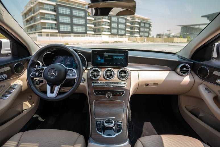 Mercedes C300 (Bianca), 2021 in affitto a Abu Dhabi