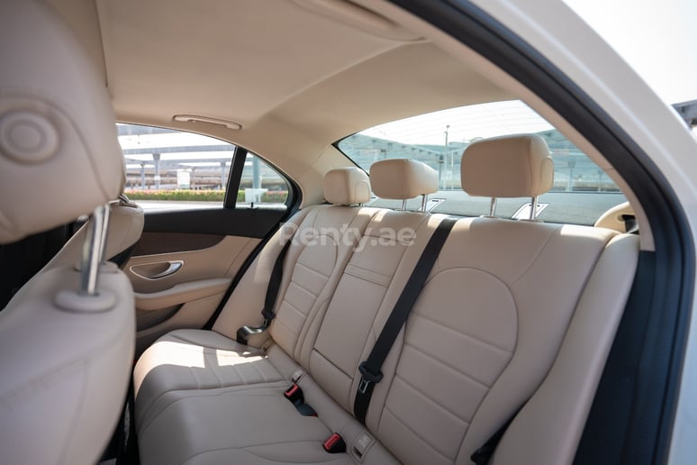 Mercedes C300 (Bianca), 2021 in affitto a Abu Dhabi