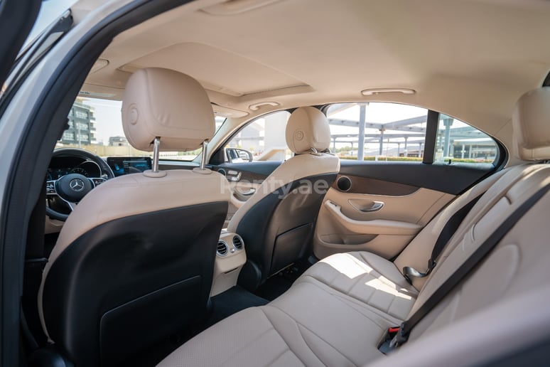 Mercedes C300 (Bianca), 2021 in affitto a Abu Dhabi