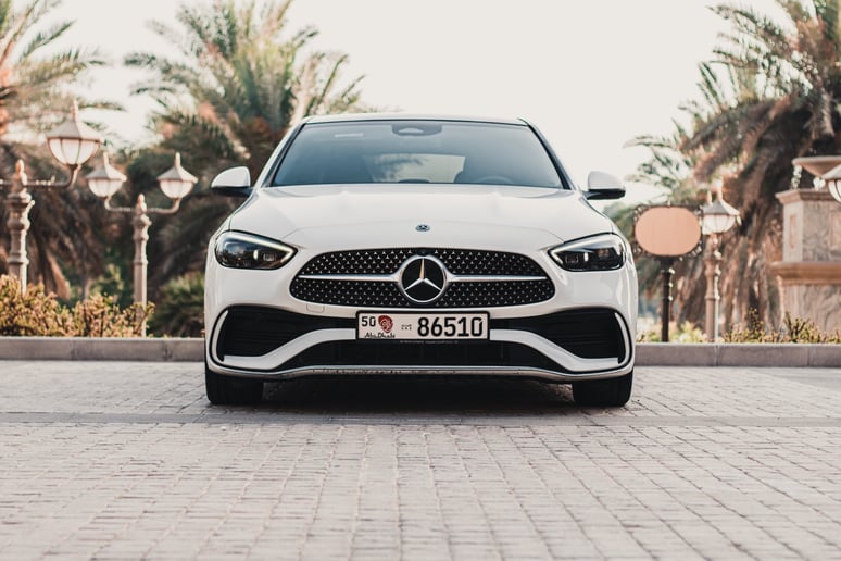 Abu Dabi'de kiralık Mercedes C200 (Beyaz), 2022