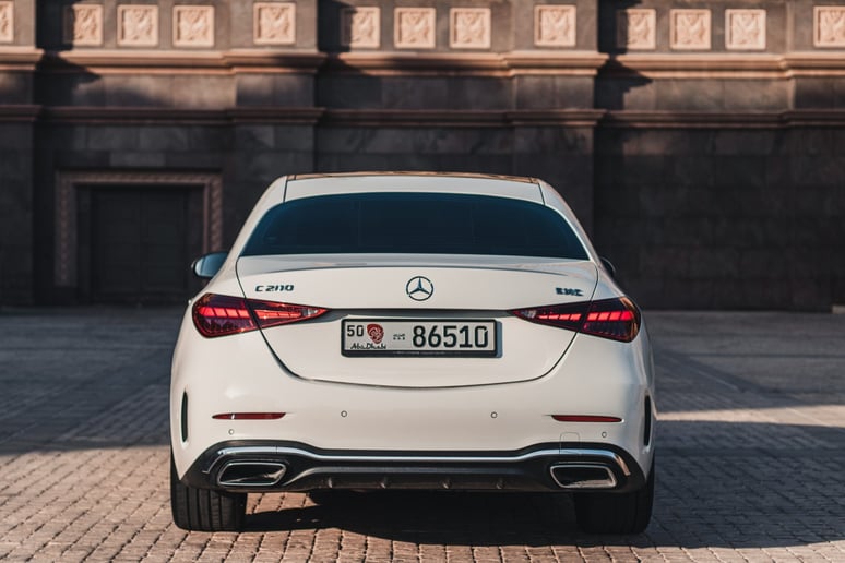 Abu Dabi'de kiralık Mercedes C200 (Beyaz), 2022