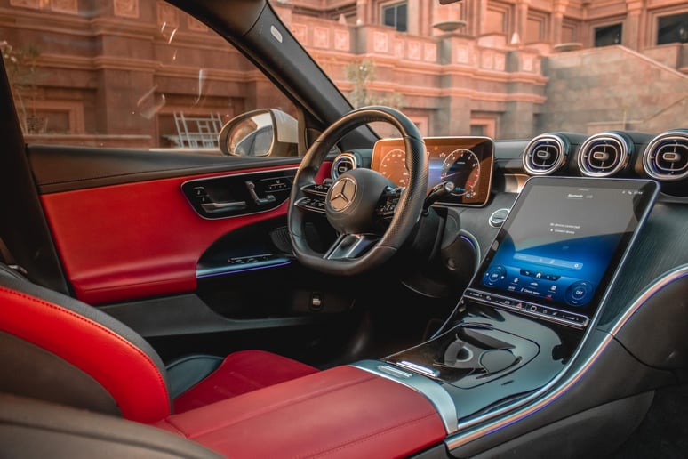 Abu Dabi'de kiralık Mercedes C200 (Beyaz), 2022