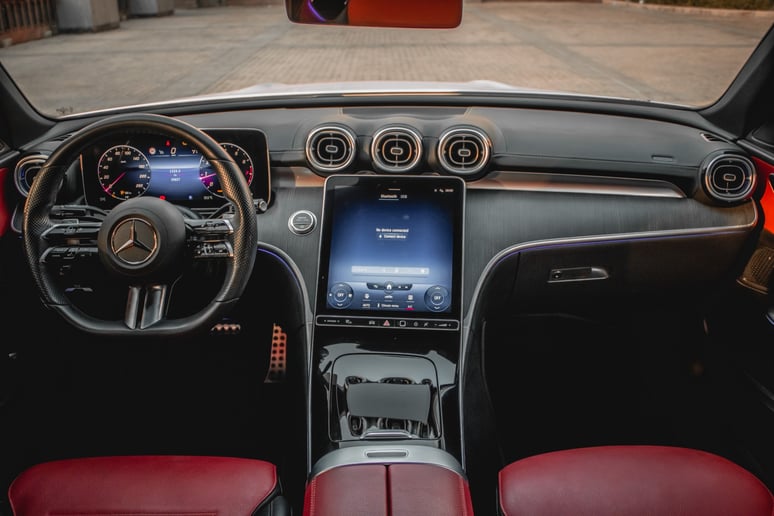 Abu Dabi'de kiralık Mercedes C200 (Beyaz), 2022
