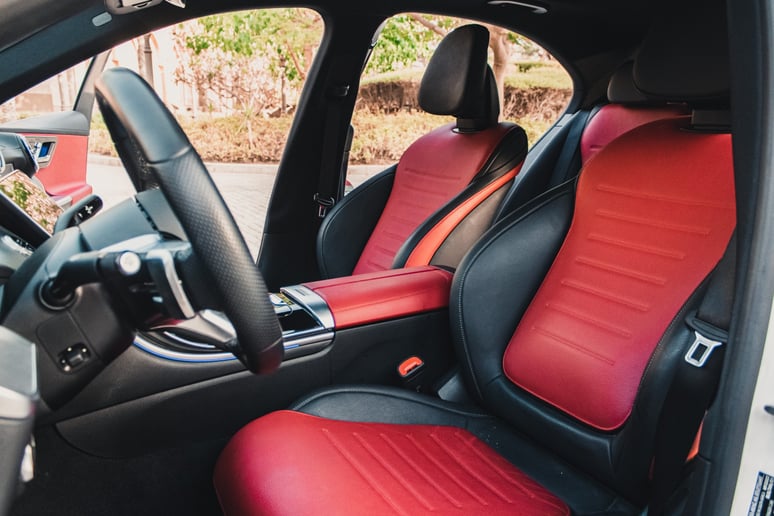 Abu Dabi'de kiralık Mercedes C200 (Beyaz), 2022