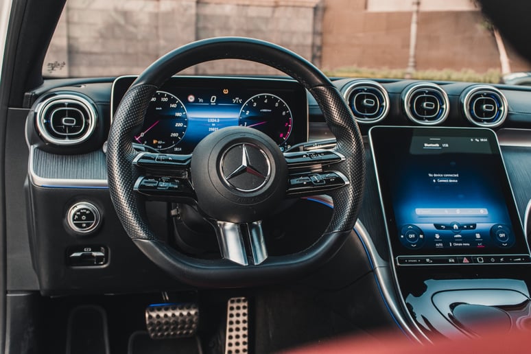 Abu Dabi'de kiralık Mercedes C200 (Beyaz), 2022