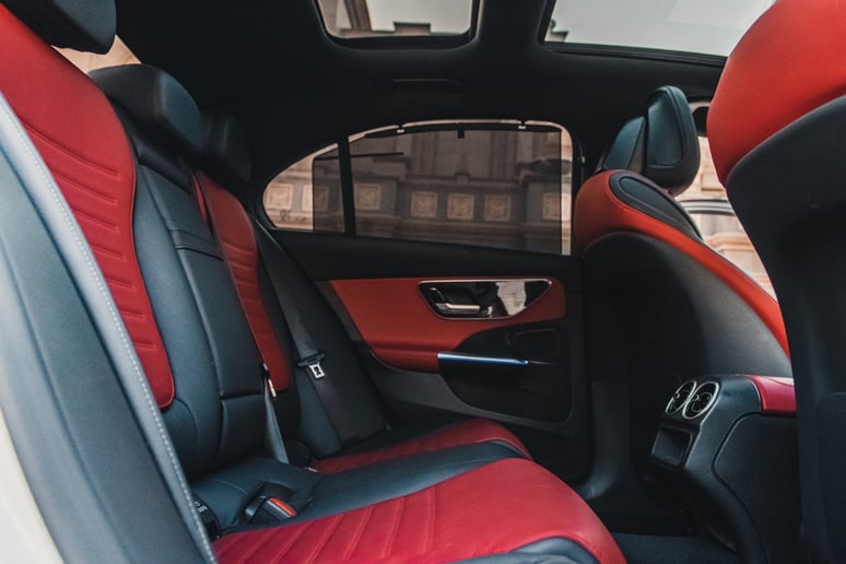 Abu Dabi'de kiralık Mercedes C200 (Beyaz), 2022