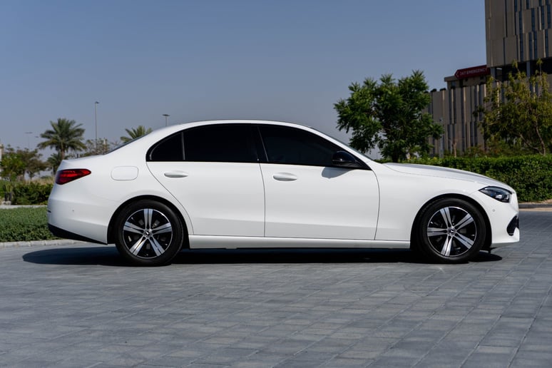 Mercedes C200 (Blanc), 2022 &agrave; louer &agrave; Abu Dhabi