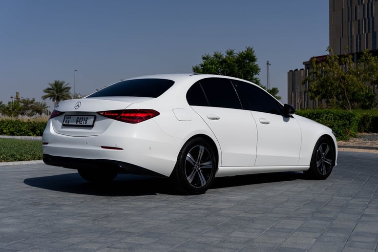 Mercedes C200 (Blanc), 2022 &agrave; louer &agrave; Abu Dhabi