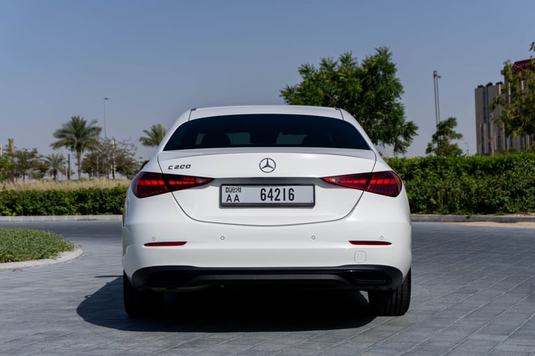 Mercedes C200 (Blanc), 2022 &agrave; louer &agrave; Abu Dhabi