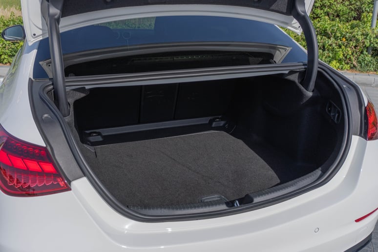 Mercedes C200 (Blanc), 2022 &agrave; louer &agrave; Abu Dhabi
