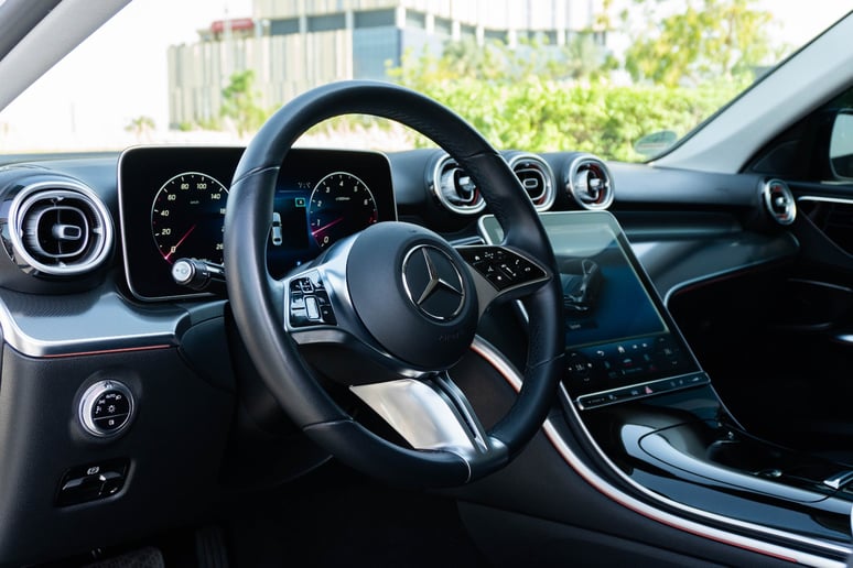 Mercedes C200 (Blanc), 2022 &agrave; louer &agrave; Abu Dhabi