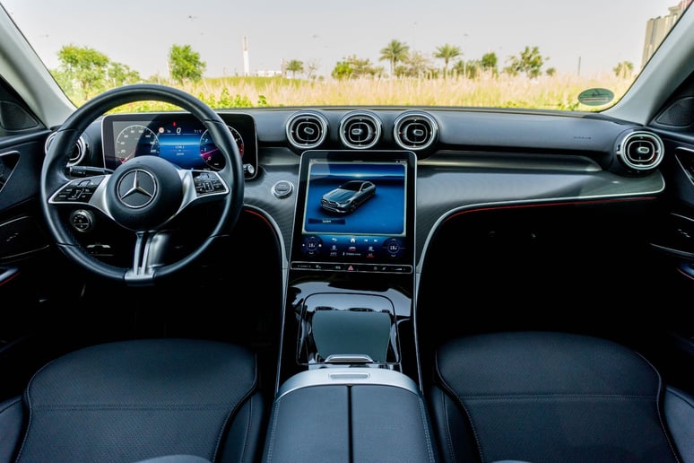 Mercedes C200 (Blanc), 2022 &agrave; louer &agrave; Abu Dhabi