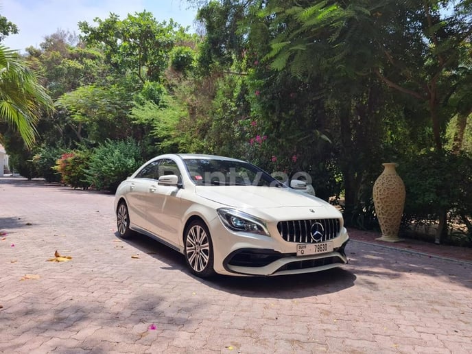 Dubai'de kiralık Mercedes CLA (Beyaz), 2019