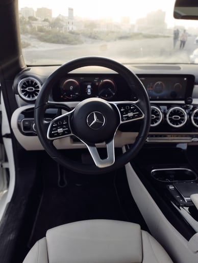 在沙迦 租 梅赛德斯CLA (白色), 2021