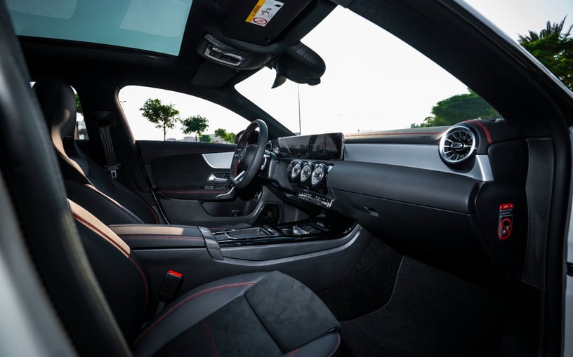 Mercedes CLA200 (Blanco), 2026 para alquiler en Abu Dhabi