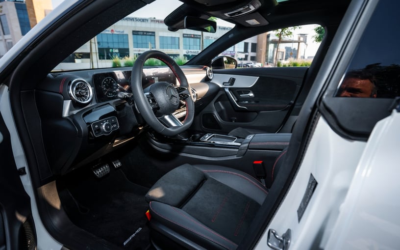 Mercedes CLA200 (Blanco), 2026 para alquiler en Abu Dhabi