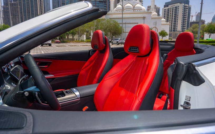 Mercedes CLE 200 AMG cabriolet/convertible (Blanc), 2025 &agrave; louer &agrave; Abu Dhabi
