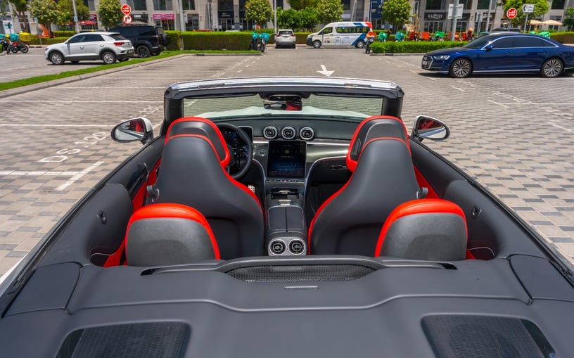 Mercedes CLE 200 AMG cabriolet/convertible (Blanc), 2025 &agrave; louer &agrave; Abu Dhabi