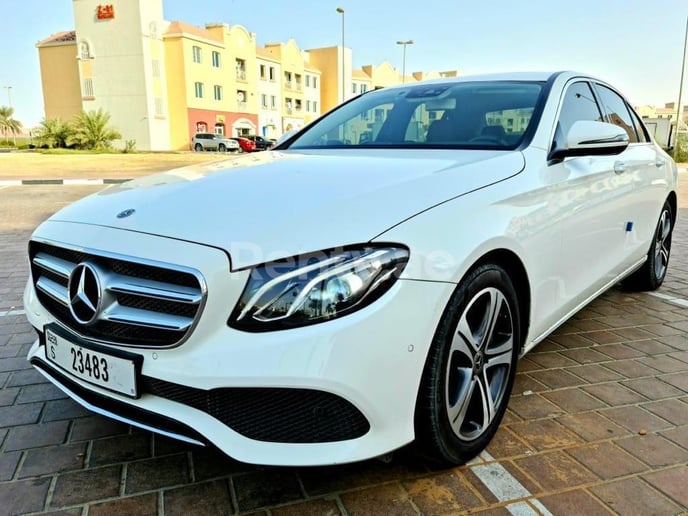Mercedes E Klasse (Wit), 2019 te huur in Dubai