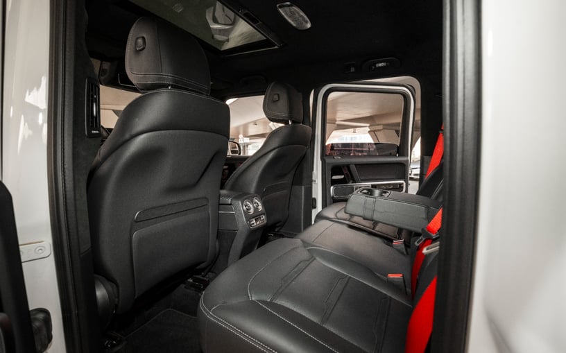 Mercedes G63 AMG (Wit), 2025 te huur in Abu Dhabi