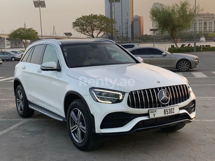 Mercedes GLC (Wei&szlig;), 2021  zur Miete in Dubai