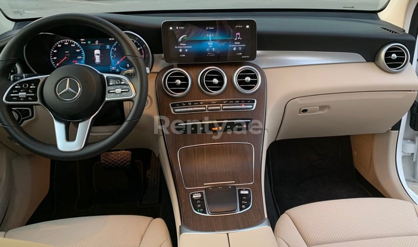 Mercedes GLC (Wei&szlig;), 2021  zur Miete in Dubai