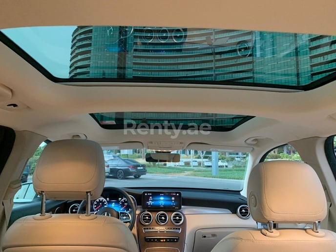 Mercedes GLC (Wei&szlig;), 2021  zur Miete in Dubai