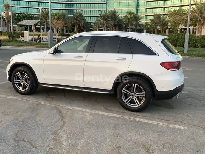 Mercedes GLC (Wei&szlig;), 2021  zur Miete in Dubai