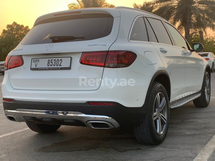 Mercedes GLC (Wei&szlig;), 2021  zur Miete in Dubai