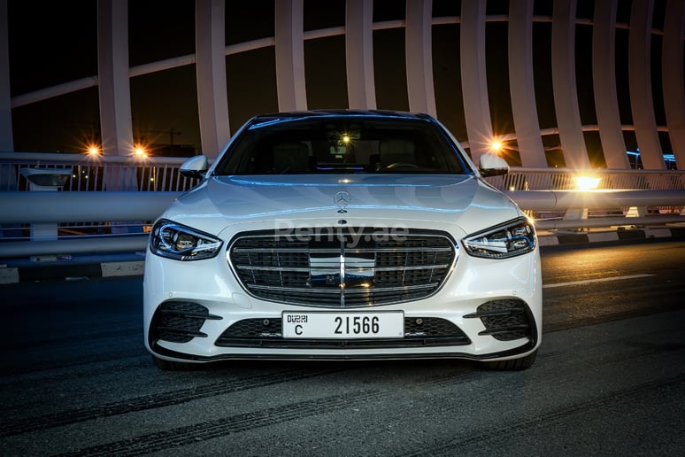 Mercedes S-Klasse (Wei&szlig;), 2021  zur Miete in Dubai