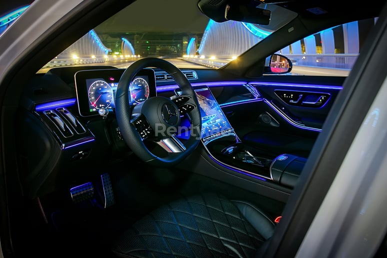 Mercedes S-Klasse (Wei&szlig;), 2021  zur Miete in Dubai