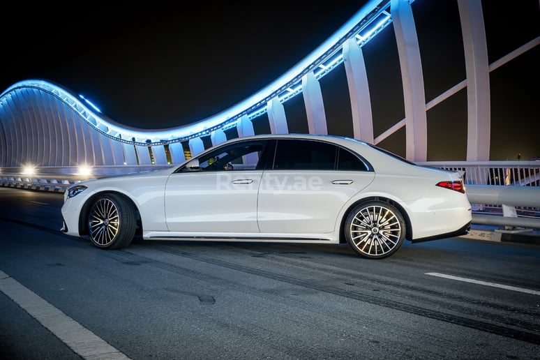 Mercedes S-Klasse (Wei&szlig;), 2021  zur Miete in Dubai