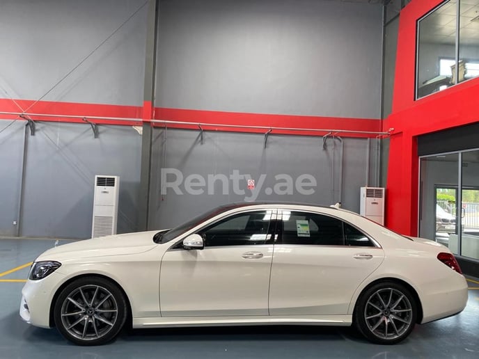 Mercedes S Class (Blanco), 2019 para alquiler en Sharjah
