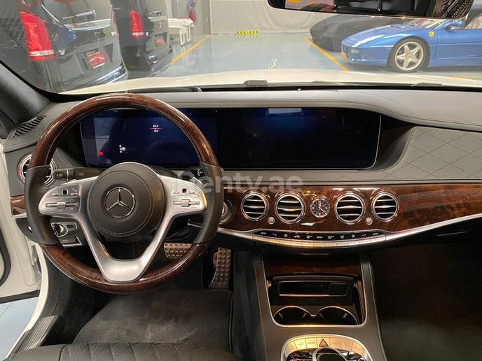 Mercedes S Class (Blanco), 2019 para alquiler en Sharjah