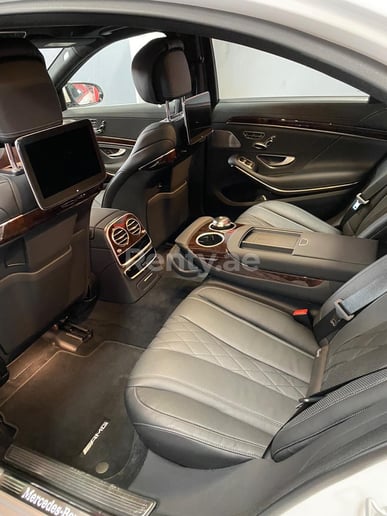 Mercedes S Class (Blanco), 2019 para alquiler en Sharjah