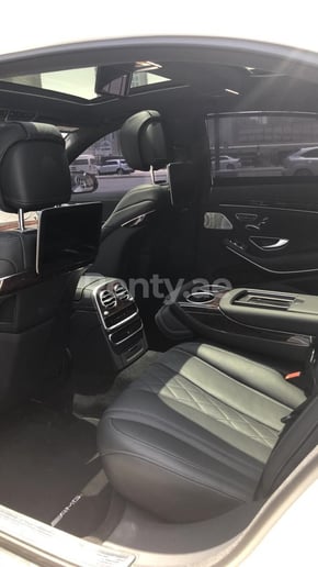 Dubai'de kiralık Mercedes S560 (Beyaz), 2018