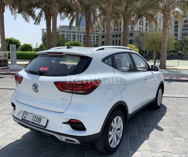 إيجار MG ZS (أبيض), 2022 في دبي 2