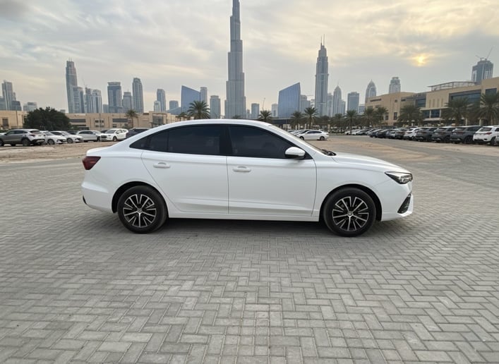 在迪拜 租 MG5 (白色), 2025