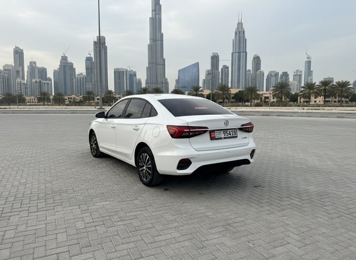 在迪拜 租 MG5 (白色), 2025