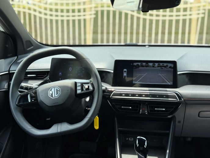 在沙迦 租 MG3 (白色), 2025
