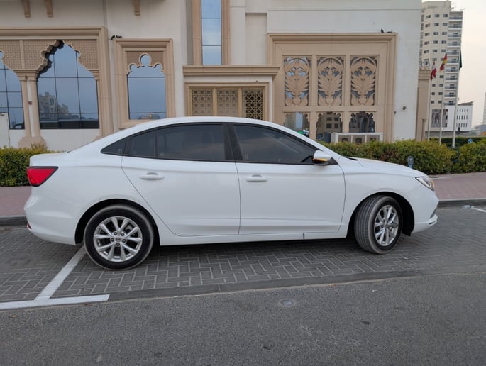 在迪拜 租 MG5 (白色), 2025