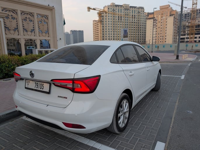 在迪拜 租 MG5 (白色), 2025