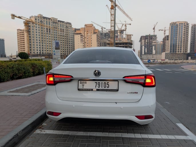 在迪拜 租 MG5 (白色), 2025